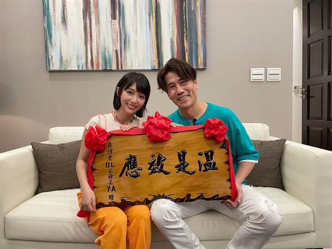 温妮（左）日前上罗时丰的YT节目宣传。（罗时丰D.L不务正YA提供）