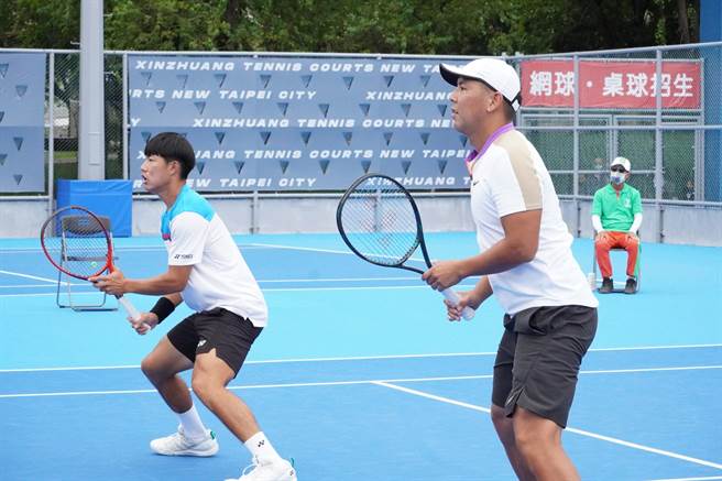 杨宗桦（右）、许育修（左）为台北市在全运会网球男团金牌战拿下致胜一点。（全运会提供）