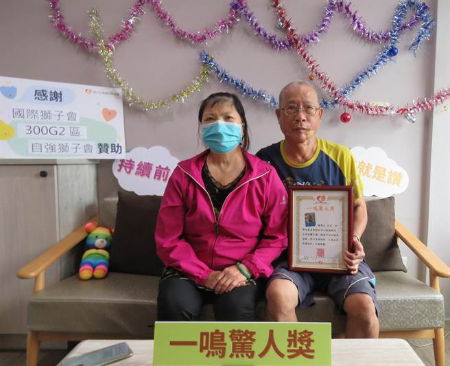 陽光基金會到宅頒發復健楷模鼓勵病友。（呂筱蟬攝）