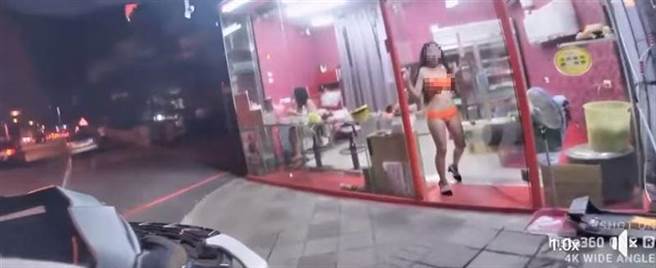 女子突检男友行车纪录器，见视角对准美眉气炸。（图／翻摄自爆废公社二馆）