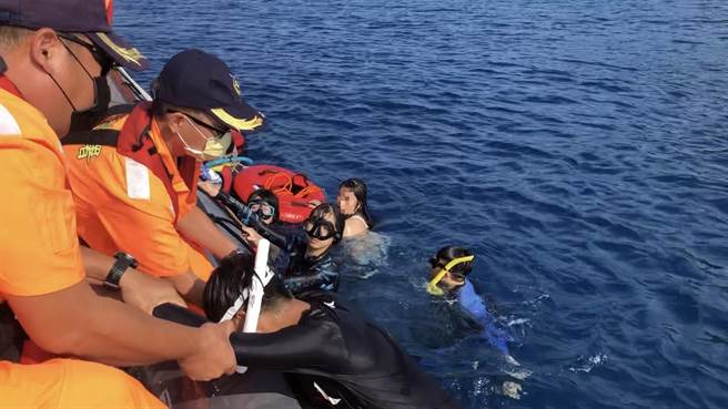 8人到小琉球浮潜体力不支往外漂，海巡紧急救援结束海上惊魂记。（海巡队提供／谢佳潾屏东传真）