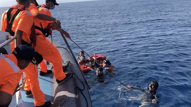 8人到小琉球浮潜体力不支往外漂，海巡紧急救援结束海上惊魂记。（海巡队提供／谢佳潾屏东传真）