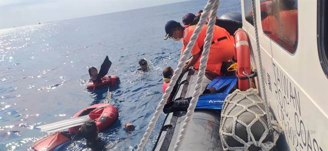 8人到小琉球浮潜体力不支往外漂，海巡紧急救援结束海上惊魂记。（海巡队提供／谢佳潾屏东传真）