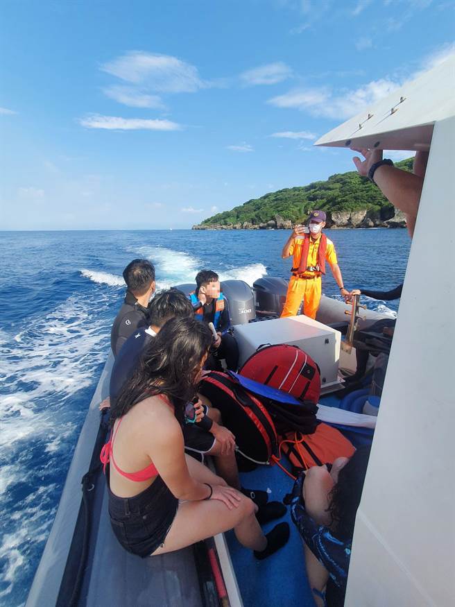8人到小琉球浮潜体力不支往外漂，海巡紧急救援结束海上惊魂记。（海巡队提供／谢佳潾屏东传真）