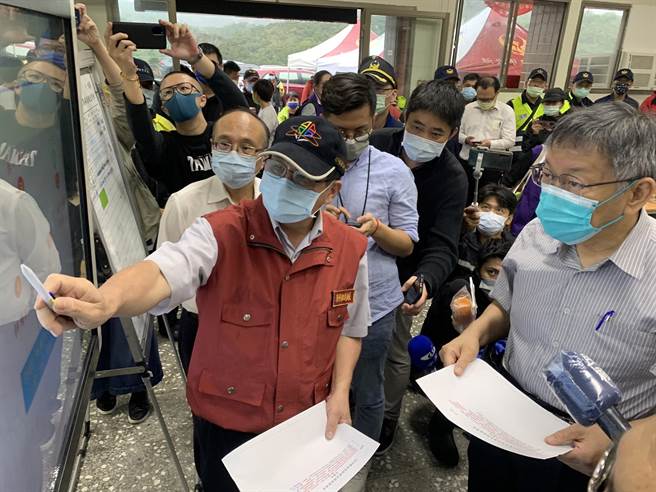 柯文哲至前进指挥所了解搜救进度。（王扬杰摄）