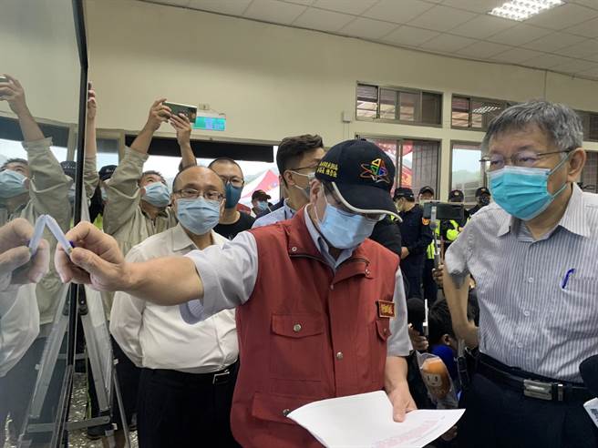 柯文哲至前进指挥所了解搜救进度。（王扬杰摄）