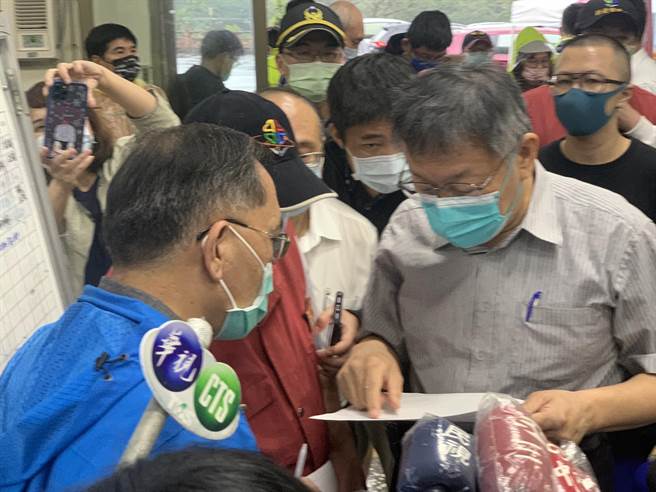 柯文哲至前进指挥所了解搜救进度。（王扬杰摄）