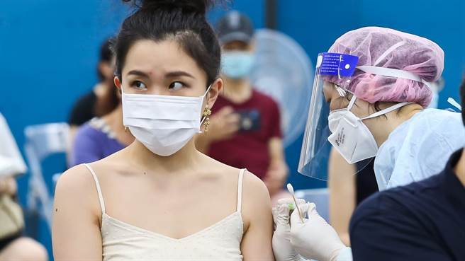 第12輪是國內疫苗施打最高峰，國際3大疫苗全上陣，今日上午10時起開跑，開放BNT第一劑上網預約；明日別再開放AZ和莫德納第二劑。（圖／示意圖，記者陳俊吉攝影）