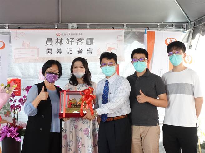 醫師王昶皓夫婦投身公益捐屋予弘道基金會，一起助老。（吳敏菁攝）