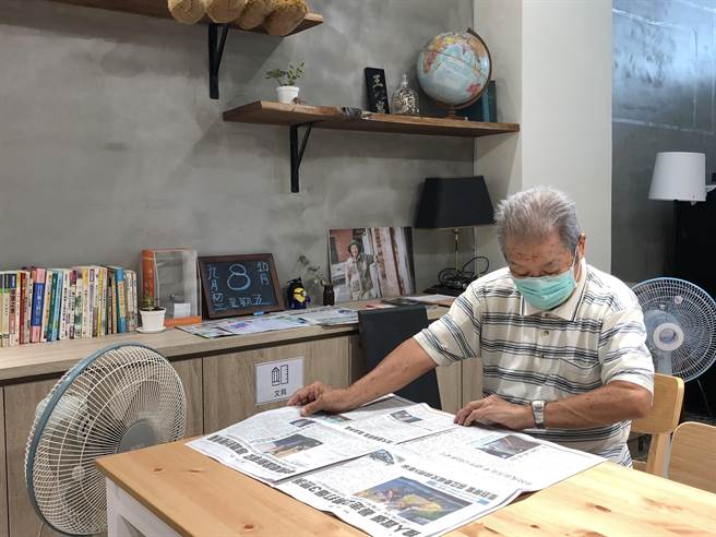 弘道打造如「家」一般的空間，85歲獨居爺天天到「好客廳」看報紙。（吳敏菁攝）