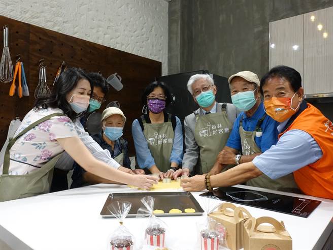 員林好客廳啟動烘焙好食光，97歲獨居文英奶奶與嘉賓一起做餅乾。（吳敏菁攝）