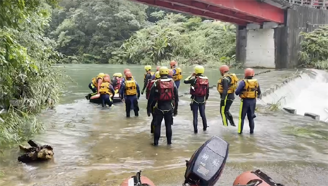 生日當天遭沖走，8歲女童仍下落不明，11歲哥哥已罹難。(戴志揚翻攝)