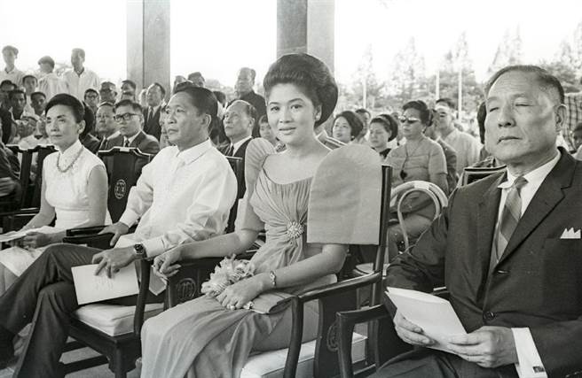 1967年06月24日馬尼拉市內新建的中國花園舉行落成移交典禮，菲律總統馬可仕、伊美黛伉儷、杭立武夫婦及社會名媛均穿著本國服裝出席盛會。（合眾國際社攝）