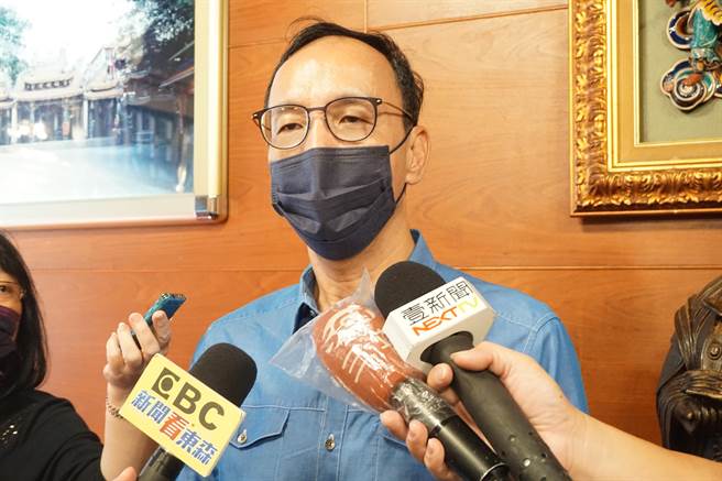 朱立伦探视城中城伤者遭院方婉拒，他自嘲「最新标准是要打过高端才算，我打AZ不算」。（王文吉摄）