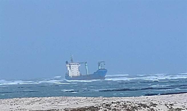 巴拿马籍货轮「信燕号FORTUNE」搁浅澎湖海域，14船员获救。（消防局提供／陈可文澎湖传真）