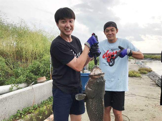 江宏傑（左）代班主持《就是這味》，與姚元浩釣大魚。（三立提供）