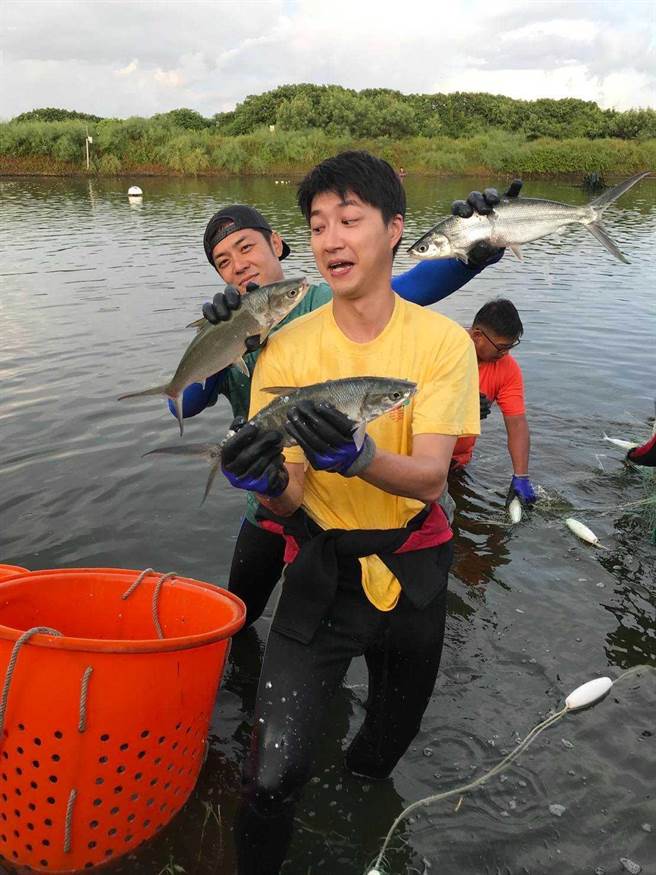 江宏傑與姚元浩釣魚。（三立提供）