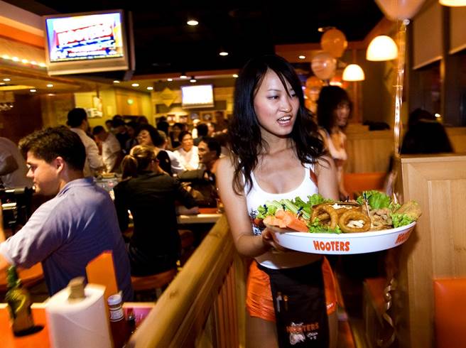 美国连锁餐厅「Hooters」改短服务生制服，不少女员工在网路上分享臀部两侧几乎全部露出的试穿照，边穿边骂：「这是内裤吧。」（资料照／美联社）
