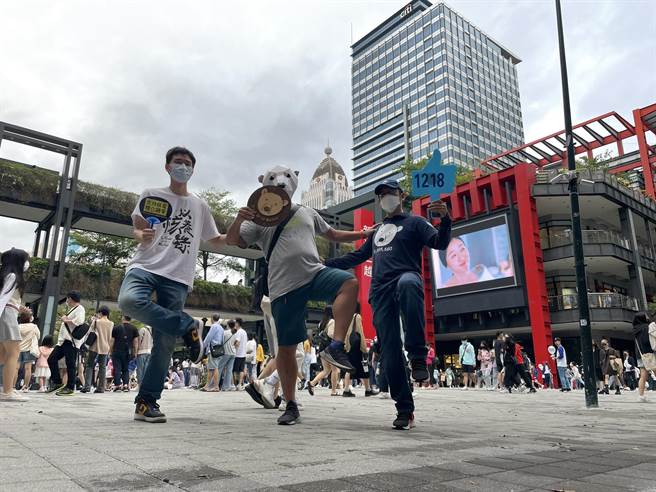 挺核人士今(17)日现身信义威秀商圈，以单脚站立的挑战活动突显台湾的能源问题。（气候先锋者联盟提供）