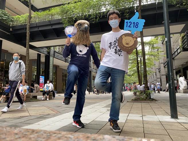 气候先锋者联盟目标10月31日召开一场全台单脚挑战快闪活动，希望让台湾各地民眾都知道今年1218要公投这件事。接下来这系列活动还计画推动到国外，目前正在接洽日本、韩国、菲律宾。（气候先锋者联盟提供）