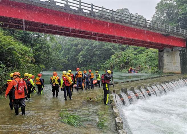 雨神發威，中央氣象局針對北部4縣市大雨特報，降雨熱區慎防溪水暴漲。新北市雙溪區虎豹潭昨(16)日因山洪爆發發生落水意外，圖為新北市各消防大隊警、義消在六和橋下游。（圖/陳君瑋攝）
