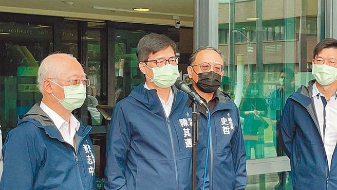 高雄巿长陈其迈（左二）15日到医院探视城中城伤者，面对质疑，他停顿7秒才回应「深切的反省、我也不会迴避我的责任」。后来二度至殡仪馆探视家属，陈其迈哽咽地说，「这是令他非常沉痛的一件事」。（曹明正摄）