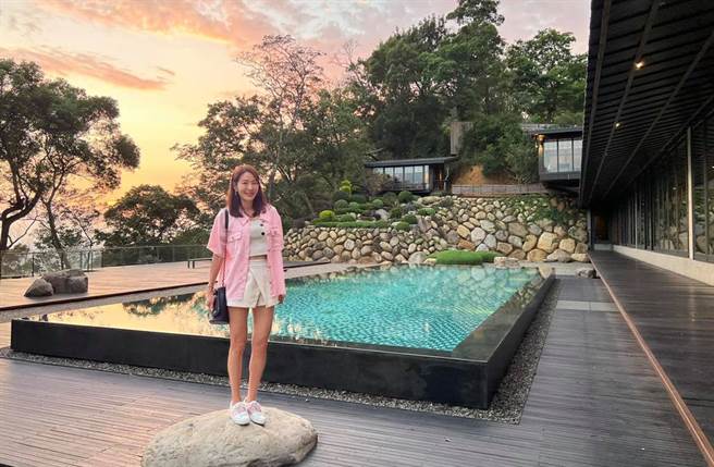 賈永婕辣穿中空裝、微露腰，一雙細長美腿相當吸睛。（圖／取材自賈永婕的跑跳人生臉書）