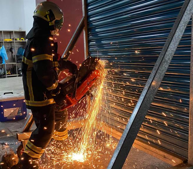 台东县关山义消分队进行火灾抢救演练，强化灭火能力。（蔡旻妤摄）