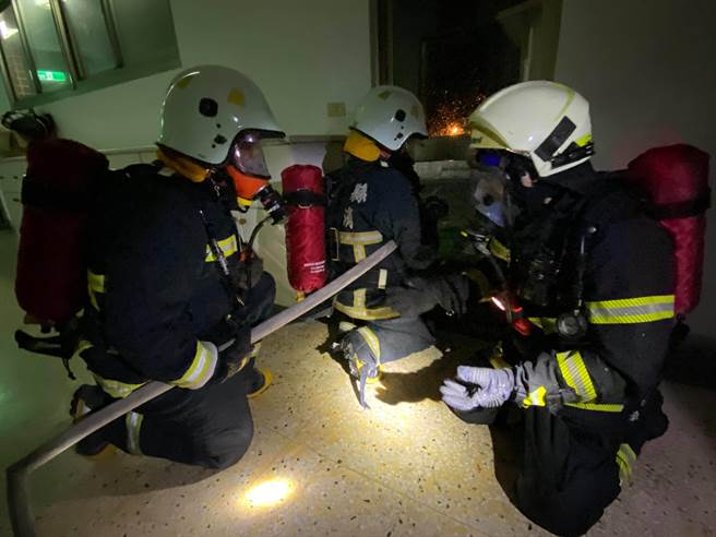 台东县关山义消分队进行火灾抢救演练，强化灭火能力。（蔡旻妤摄）