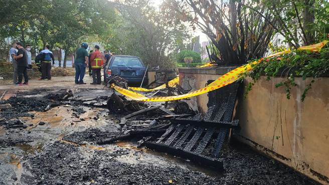 现场仅烧毁1部废弃机车，所幸未波及旁边另辆废弃轿车，起火原因由县消防局火调科鑑定处理中。（民眾提供）