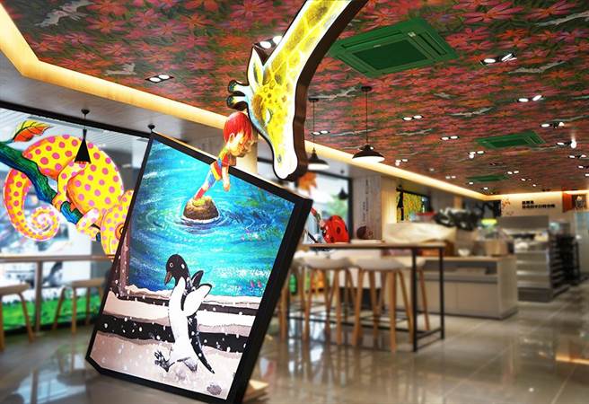 一進萊爾富幾米主題店，即可看到約300公分的頂天大型燈箱。（萊爾富提供）