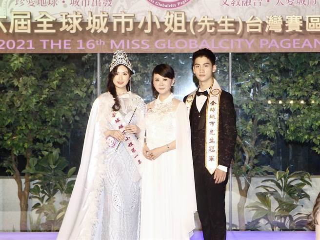 张如君(中)希望培养年轻人美学素养，左为赖沛涵，右为林士烜。(中华全球城市选拔协会提供)