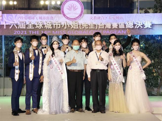 庄敬高职董事长王传亮(中)为该校参赛选手加油打气。(中华全球城市选拔协会提供)