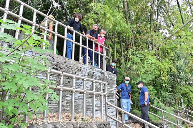 為重視地方建設與傾聽部落心聲，台東縣長饒慶鈴17日下午視察三和及多良車站周邊環境，也與太麻里部落青年座談。（台東縣政府提供／蔡旻妤台東傳真）