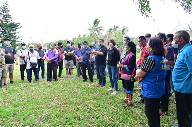 為重視地方建設與傾聽部落心聲，台東縣長饒慶鈴17日下午視察三和及多良車站周邊環境，也與太麻里部落青年座談。（台東縣政府提供／蔡旻妤台東傳真）