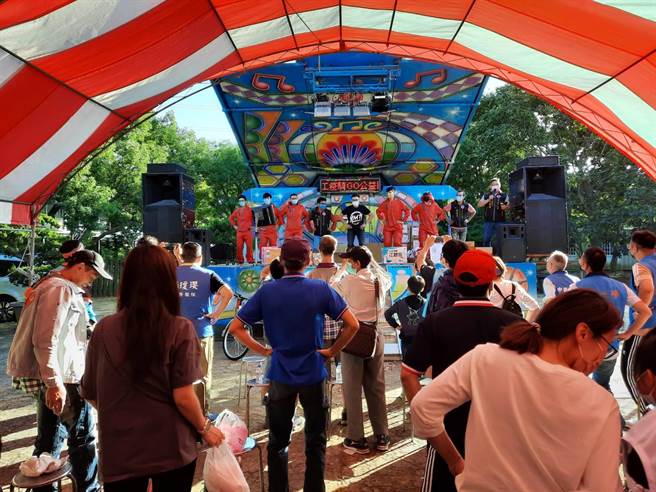 台中市大台中青工总会17日下午假龙井区都会公园办理一场捐发票做公益的活动。（国民党台中市党部提供）