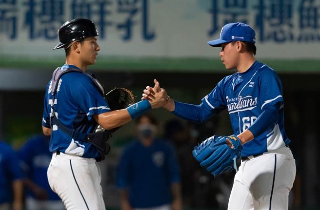 富邦悍将曾峻岳（右）。（富邦悍将提供）