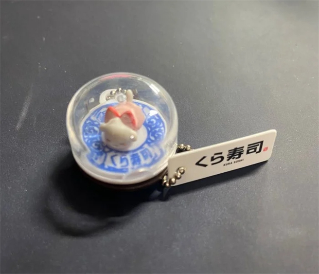 网友PO出吃迴转寿司抽到的角落生物扭蛋。(图/截自Dcard)