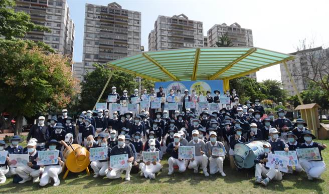 彰化县政府、员林市公所和慈济慈善基金会，17日在兴贤书院办理「减塑同盟」推广，邀请店家加入减塑行列，环保志工上街头，推广减塑运动。（吴敏菁摄）