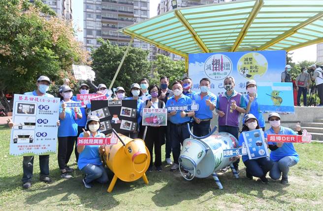 彰化县政府、员林市公所和慈济慈善基金会，17日在兴贤书院办理「减塑同盟」推广，邀请店家加入减塑行列，环保志工上街头，推广减塑运动。（吴敏菁摄）