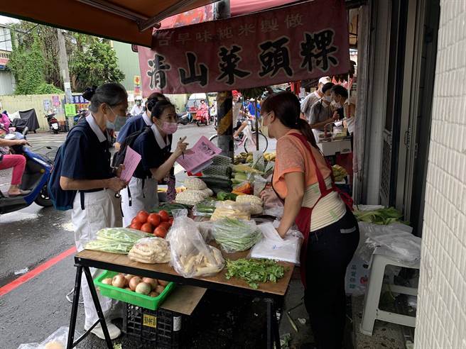 环保志工上街头，推广减塑运动。（吴敏菁摄）
