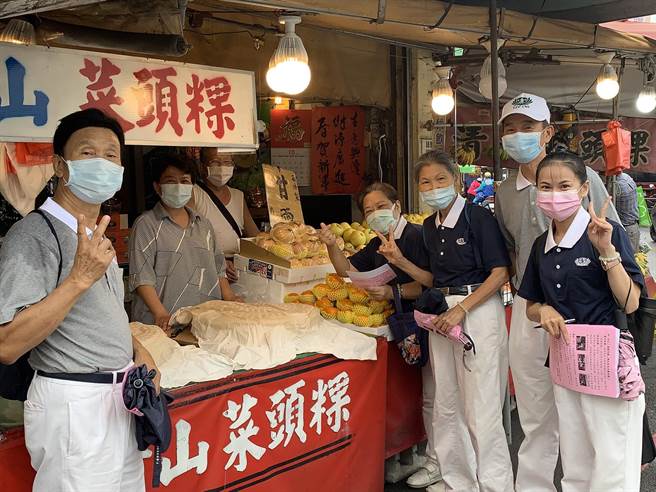 环保志工上街头，推广减塑运动。（吴敏菁摄）