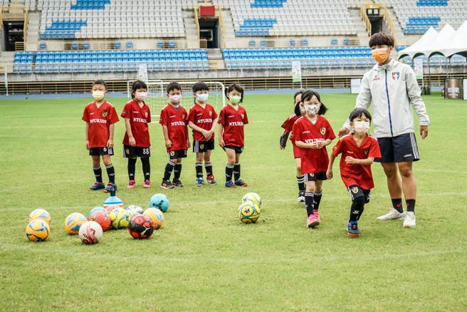 台北熊讚女子足球隊球員陳若瑋(右)，是NTU kids隊的教練。(大漢行銷提供)