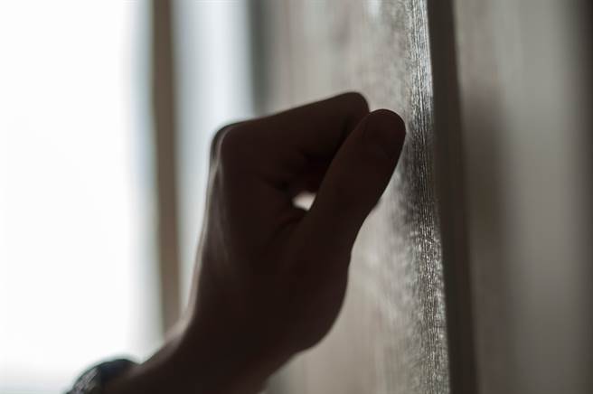 被邻居嫌吵！妇人拿菜刀登门理论 反遭男住户持水果刀刺死。（示意图/达志影像）