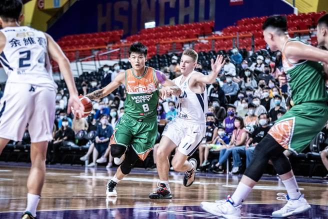 攻城狮前锋朱云豪(中左)运球寻求突破机会。(攻城狮提供)