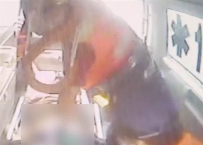 桃园有邻居因噪音纠纷持刀理论，妇人后背遭刺伤重不治。（民眾提供）