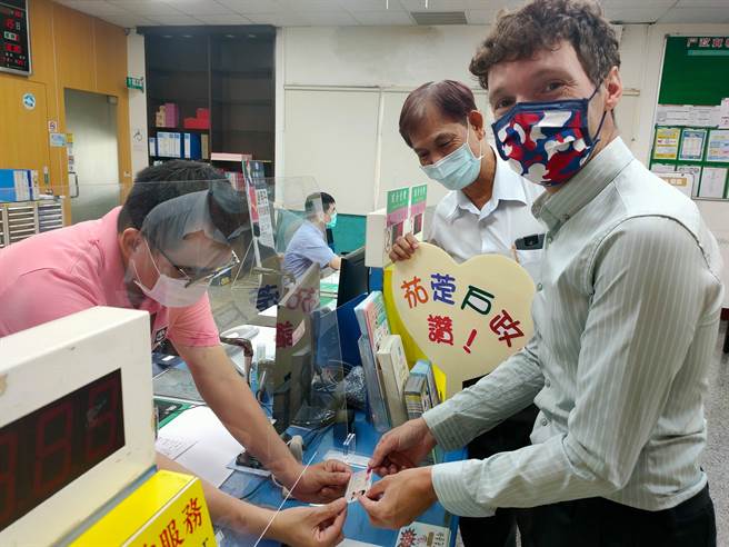 吉雷米取得中华民国身分证，表情相当兴奋。（图／FB@吉雷米）