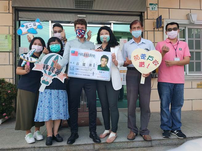 吉雷米感谢茄萣（湖内）户政事务所的帮忙。（图／FB@吉雷米）