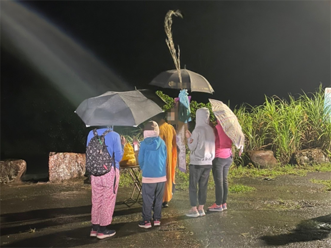 虎豹潭落水鐘男的家屬，在夜色中來到遺體尋獲地點六合橋招魂。（戴志揚翻攝）