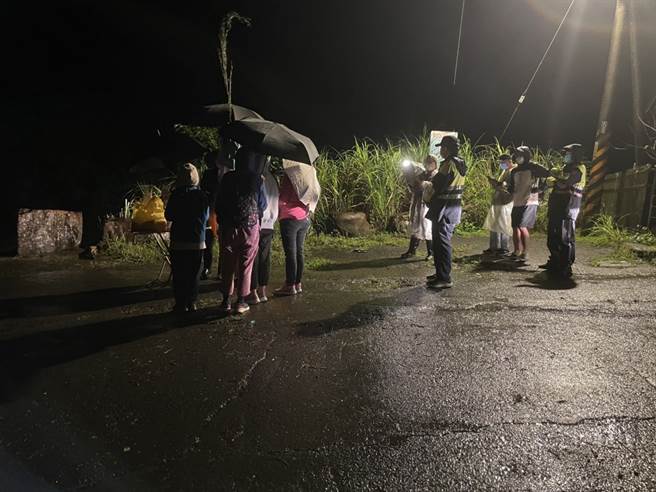 虎豹潭落水鐘男的家屬，在夜色中來到遺體尋獲地點六合橋招魂。（戴志揚翻攝）